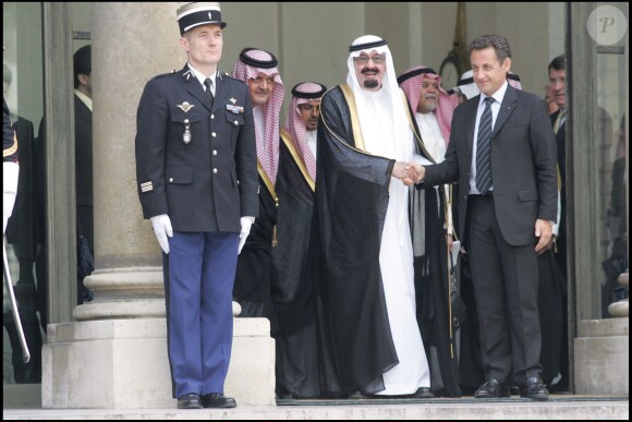 Le roi Abdallah d'Arabie saoudite en juin 2007 à l'Elysée, à Paris, reçu par le président Nicolas Sarkozy