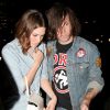 Exclusive - Mandy Moore et Ryan Adams prennent le temps de signer des autographes pour leur fans après avoir passé la nuit au Largo à Los Angeles le 26 juin 2014