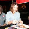 Exclusive - Mandy Moore et Ryan Adams prennent le temps de signer des autographes pour leur fans après avoir passé la nuit au Largo à Los Angeles le 26 juin 2014 