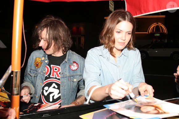 Exclusive - Mandy Moore et Ryan Adams prennent le temps de signer des autographes pour leur fans après avoir passé la nuit au Largo à Los Angeles le 26 juin 2014 