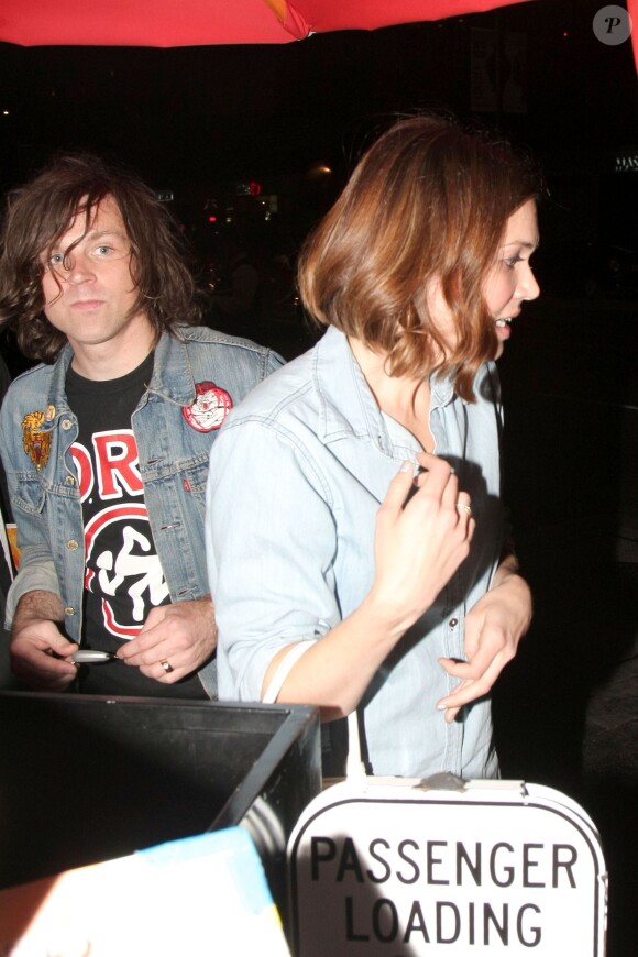 Exclusive - Mandy Moore et Ryan Adams prennent le temps de signer des autographes pour leur fans après avoir passé la nuit au Largo à Los Angeles le 26 juin 2014 