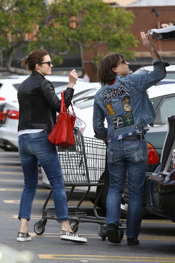 Exclusive - Mandy Moore et son mari Ryan Adams terminent leurs courses chez Gelson's à Los Feliz, ils remplissent le coffre de leur voiture le 31 janvier 2014  