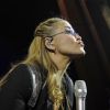 La chanteuse Anastacia enchaîne les grimaces en concert à Londres, le 23 janvier 2015