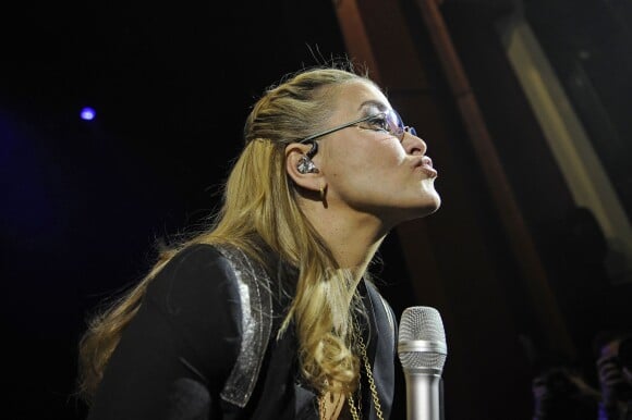 La chanteuse Anastacia enchaîne les grimaces en concert à Londres, le 23 janvier 2015