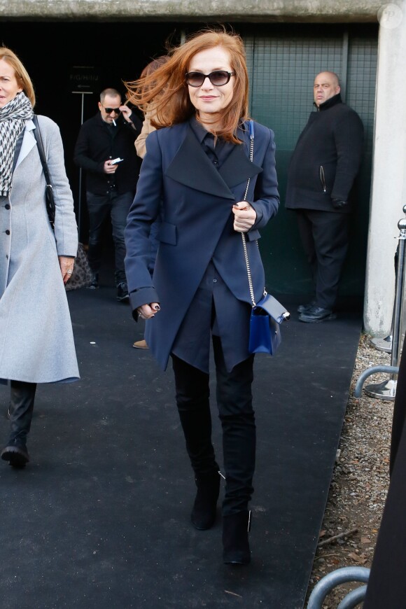 Isabelle Huppert au défilé de mode hommes Dior collection prêt-à-porter Automne Hiver 2015/2016 au Tennis Club de Paris le 24 janvier 2015.