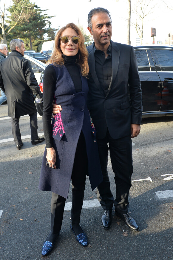 Marisa Berenson et son mari Jean Michel Simonian au défilé de mode hommes Dior collection prêt-à-porter Automne Hiver 2015/2016 au Tennis Club de Paris le 24 janvier 2015.