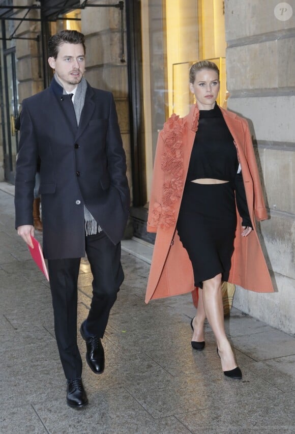 Alice Eve et son mari Alex Cowper-Smith - People à la sortie du défilé de mode Schiaparelli collection Haute Couture printemps-été 2015/2016 à Paris le 26 janvier 2015.