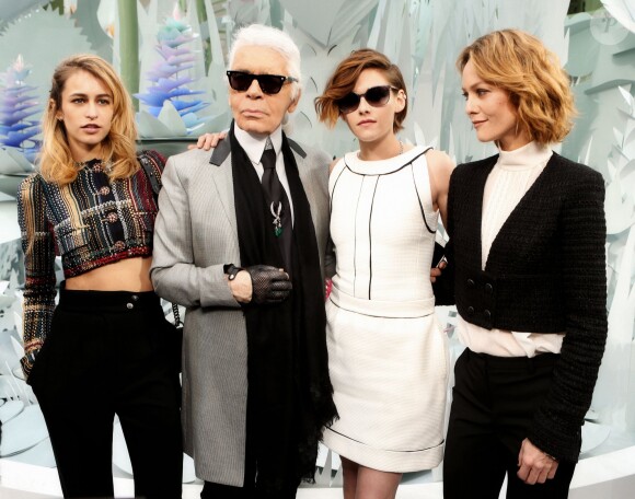 Alice Dellal, Kristen Stewart, Karl Lagerfeld et Vanessa Paradis posent à la fin du défilé Chanel le 27 janvier 2015
