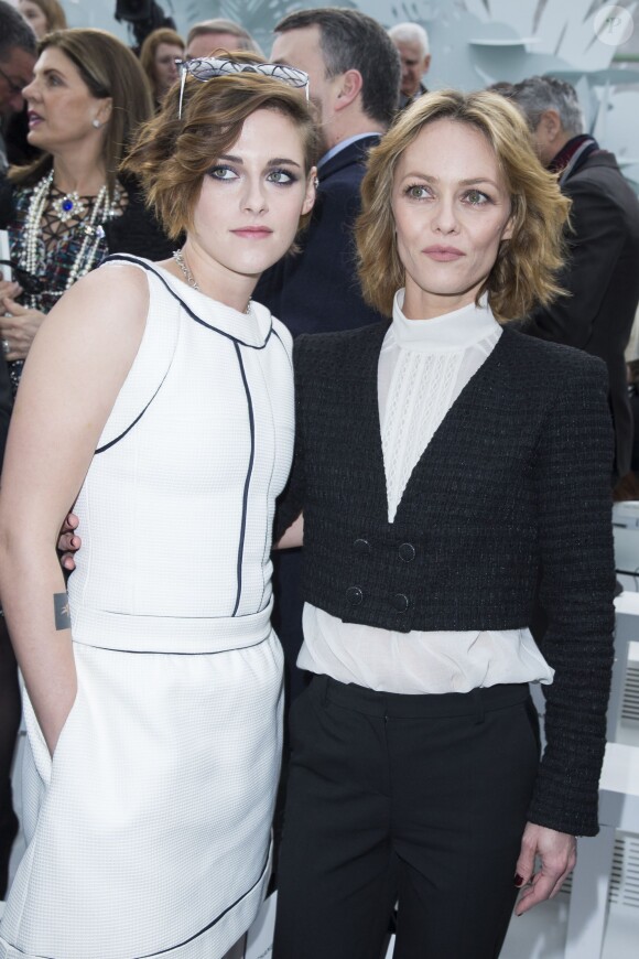 Kristen Stewart et Vanessa Paradis - People au défilé de mode "Chanel", collection Haute Couture printemps-été 2015/2016, au Grand Palais à Paris. Le 27 janvier 2015