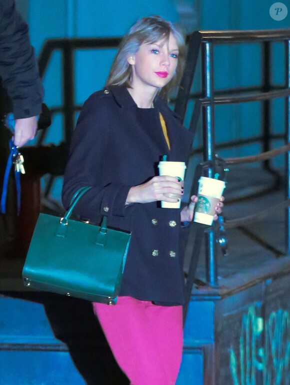Taylor Swift sort de chez elle avec son père Scott et son frère Austin à New York, le 1er janvier 2015. 