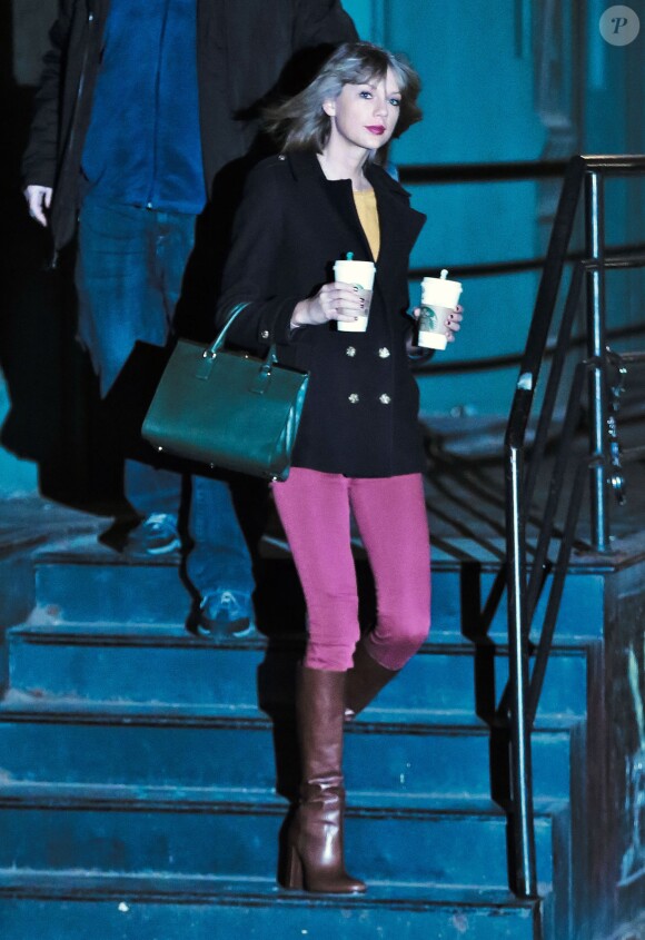 Taylor Swift sort de chez elle avec son père Scott et son frère Austin à New York, le 1er janvier 2015. 