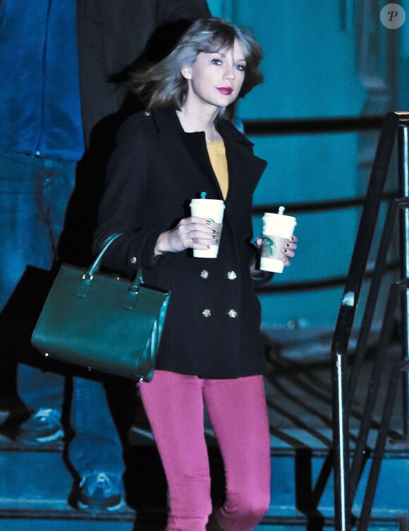 Taylor Swift sort de chez elle avec son père Scott et son frère Austin à New York, le 1er janvier 2015. 