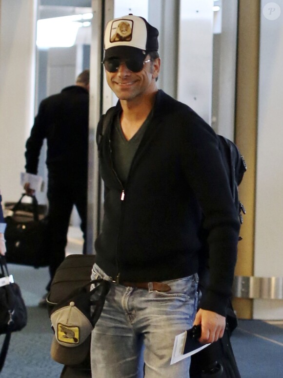 Exclusif - John Stamos et Angela Sarafyan arrivent a l'aeroport de Vancouver pour prendre un avion pour Los Angeles. Le 31 mars 2013  