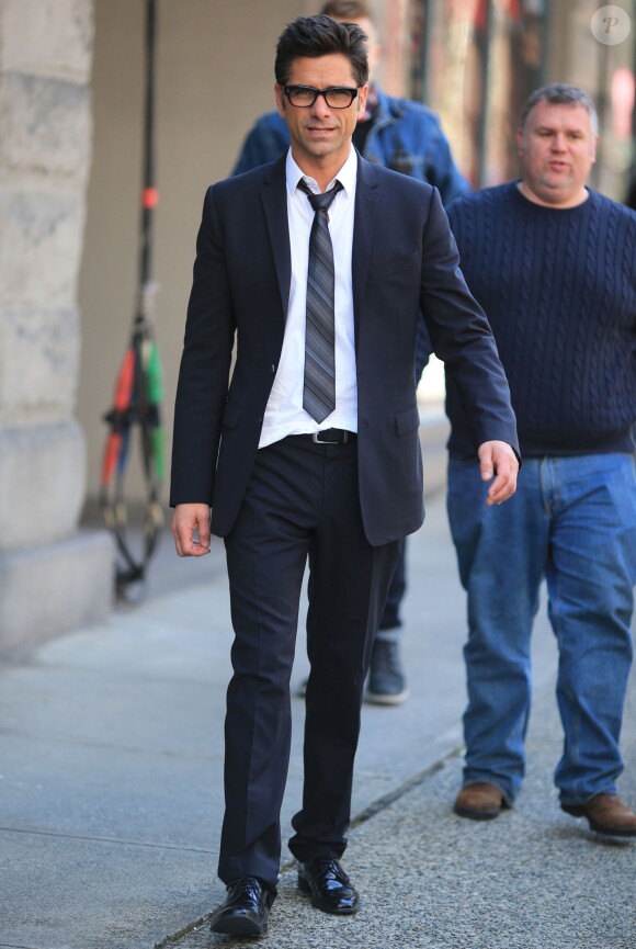 Exclusif - John Stamos prend une pause sur le tournage de la serie "I Am Victor" a Vancouver, le 25 mars 2013.  