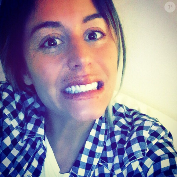 Anaïs dévoile ses belles dents après avoir fait faire un blanchiment. Janvier 2015.