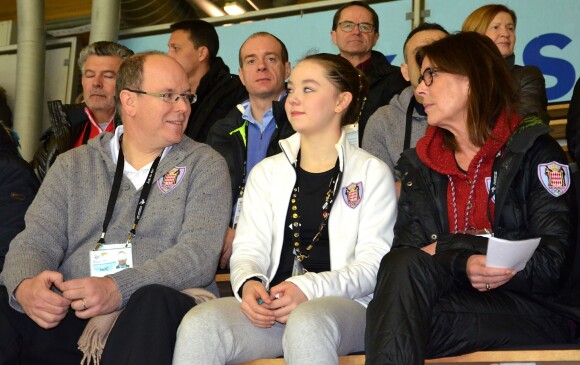 Le prince Albert II de Monaco et la princesse Caroline de Hanovre encouragent la princesse Alexandra de Hanovre qui présentait son programme long de patinage au Festival olympique de la jeunesse européenne (FOJE) d'hiver 2015, le 28 janvier à Dornbirn, en Autriche.