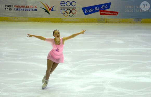 La princesse Alexandra de Hanovre présente son programme long de patinage au Festival olympique de la jeunesse européenne (FOJE) d'hiver 2015, le 28 janvier à Dornbirn, en Autriche.