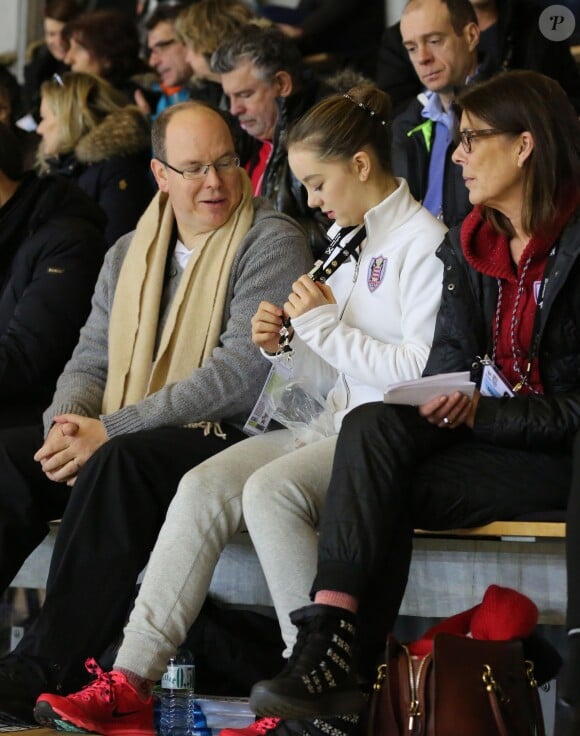 La princesse Alexandra de Hanovre entre son oncle, le prince Albert de Monaco, et sa maman, la princesse Caroline de Hanovre, venus la soutenir alors qu'elle présentait son programme long de patinage au Festival olympique de la jeunesse européenne (FOJE) d'hiver 2015, le 28 janvier à Dornbirn, en Autriche.