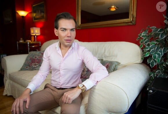 Le brésilien Rodrigo Alves âgé de seulement 31 ans a déjà subi plus d'une trentaine d'opérations de chirurgie esthétique. De nombreux actes médicaux qui ont failli lui coûter la vie puisqu'il est déjà resté paralysé et incapable de se nourrir ou de se laver. Toutefois il jure pour l'instant de ne jamais s'arrêter. 