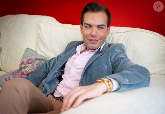 Le brésilien Rodrigo Alves âgé de seulement 31 ans a déjà subi plus d'une trentaine d'opérations de chirurgie esthétique. De nombreux actes médicaux qui ont failli lui coûter la vie puisqu'il est déjà resté paralysé et incapable de se nourrir ou de se laver. Toutefois il jure pour l'instant de ne jamais s'arrêter.