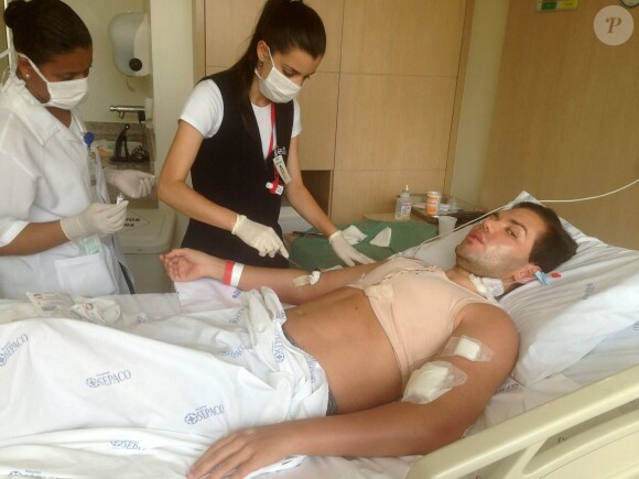 Le brésilien Rodrigo Alves âgé de seulement 31 ans a déjà subi plus d'une trentaine d'opérations de chirurgie esthétique. De nombreux actes médicaux qui ont failli lui coûter la vie puisqu'il est déjà resté paralysé et incapable de se nourrir ou de se laver. Toutefois il jure pour l'instant de ne jamais s'arrêter.