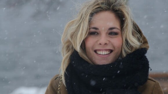 Alysson Paradis : Ravissante sous la neige avec Christa Théret, brune