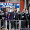 Eli Manning et les Giants de New York célébrant leur victoire au Super Bowl dans les rues de New York le 7 février 2012