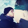 Justin Timberlake remercie ses fans pour les messages d'anniversaire et confirme que son épouse Jessica Biel, dont il embrasse le ventre rond, est bien enceinte. Photo publiée le 31 janvier 2015.