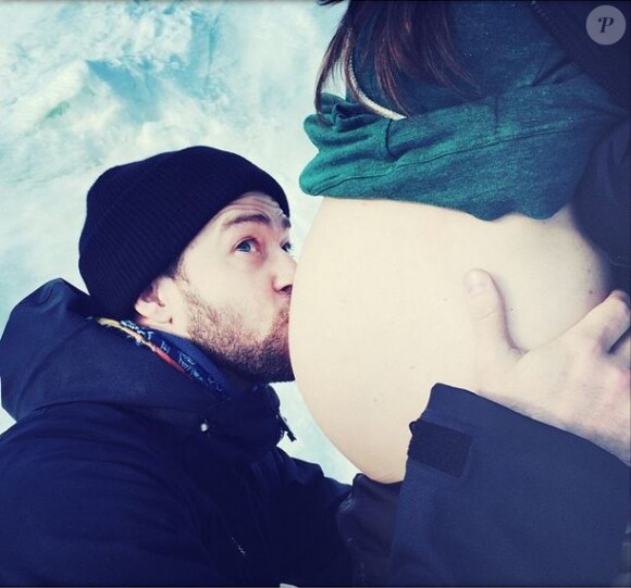 Justin Timberlake remercie ses fans pour les messages d'anniversaire et confirme que son épouse Jessica Biel, dont il embrasse le ventre rond, est bien enceinte. Photo publiée le 31 janvier 2015.