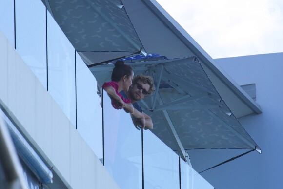 Exclusif - Simon Baker et sa femme Rebecca Rigg sur une terrasse à Bondi Beach le 22 janvier 2015, à Sydney, en Australie, avant de dîner sans leurs trois enfants au restaurant Icebergs Dining Room.