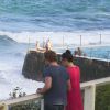 Exclusif - Simon Baker et sa femme Rebecca Rigg se promènent à Bondi Beach le 22 janvier 2015, à Sydney, en Australie, avant de dîner sans leurs trois enfants au restaurant Icebergs Dining Room.