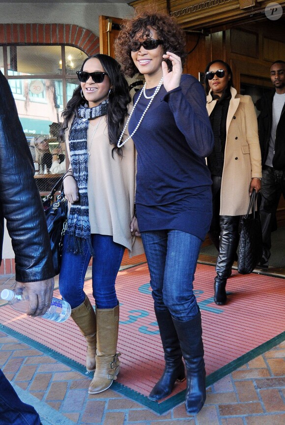 Whitney Houston et sa fille Bobbi Kristina Brown à la sortie du Medical Building de Beverly Hills, le 9 février 2011