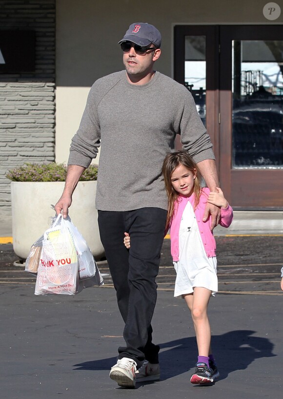 Ben Affleck se rend au Farmers Market avec ses enfants Violet, Seraphina et Samuel à Pacific Palisades, le 1er février 2015.