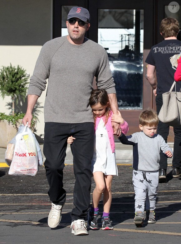 Ben Affleck se rend au Farmers Market avec ses enfants Violet, Seraphina et Samuel à Pacific Palisades, le 1er février 2015.