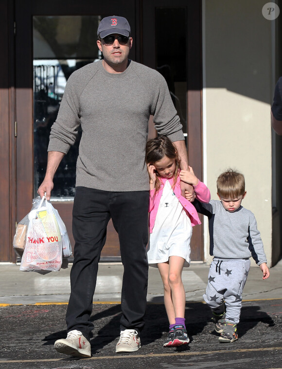Ben Affleck se rend au Farmers Market avec ses enfants Violet, Seraphina et Samuel à Pacific Palisades, le 1er février 2015.