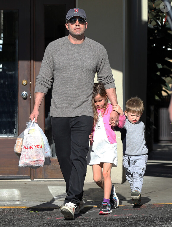 Ben Affleck se rend au Farmers Market avec ses enfants Violet, Seraphina et Samuel à Pacific Palisades, le 1er février 2015.