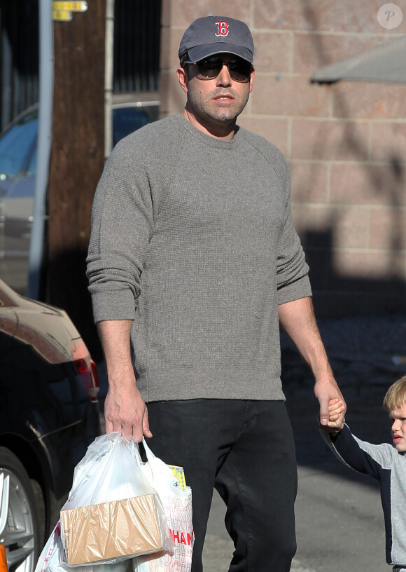 Ben Affleck se rend au Farmers Market avec ses enfants Violet, Seraphina et Samuel à Pacific Palisades, le 1er février 2015.
