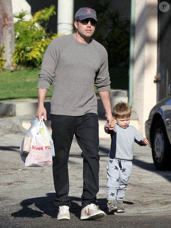 Ben Affleck se rend au Farmers Market avec ses enfants Violet, Seraphina et Samuel à Pacific Palisades, le 1er février 2015.