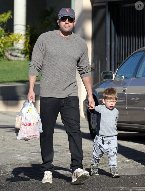 Ben Affleck se rend au Farmers Market avec ses enfants Violet, Seraphina et Samuel à Pacific Palisades, le 1er février 2015.