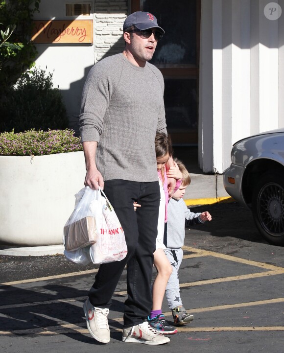 Ben Affleck se rend au Farmers Market avec ses enfants Violet, Seraphina et Samuel à Pacific Palisades, le 1er février 2015.