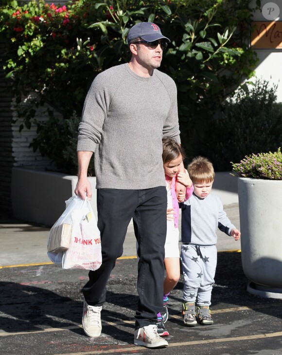 Ben Affleck se rend au Farmers Market avec ses enfants Violet, Seraphina et Samuel à Pacific Palisades, le 1er février 2015.