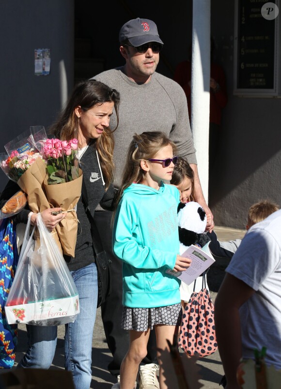 Ben Affleck se rend au Farmers Market avec ses enfants Violet, Seraphina et Samuel à Pacific Palisades, le 1er février 2015.