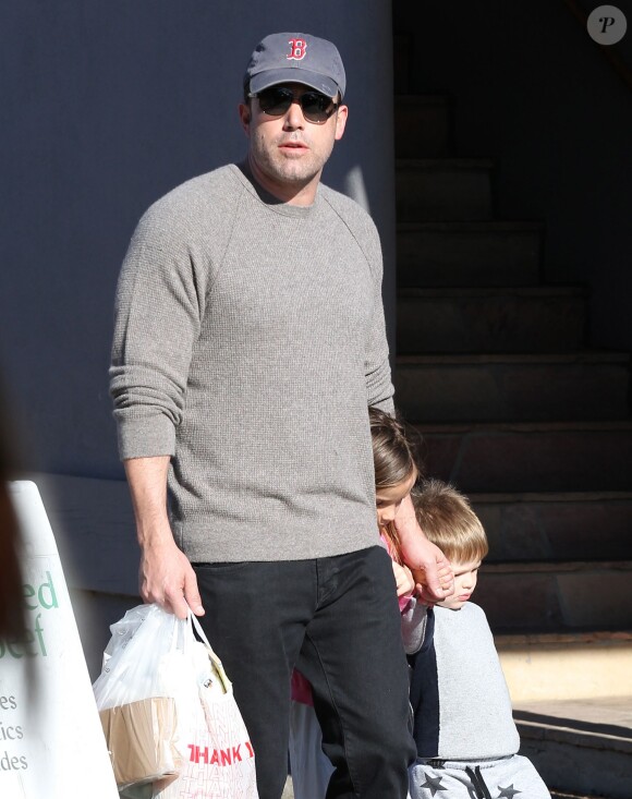 Ben Affleck se rend au Farmers Market avec ses enfants Violet, Seraphina et Samuel à Pacific Palisades, le 1er février 2015.