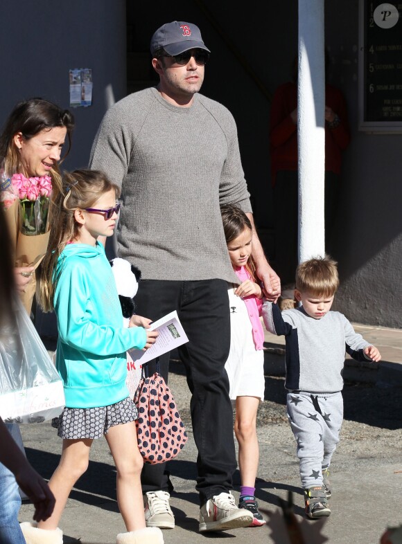 Ben Affleck se rend au Farmers Market avec ses enfants Violet, Seraphina et Samuel à Pacific Palisades, le 1er février 2015.