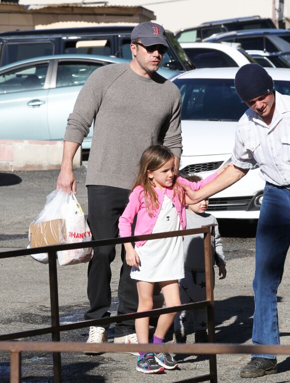 Ben Affleck se rend au Farmers Market avec ses enfants Violet, Seraphina et Samuel à Pacific Palisades, le 1er février 2015.