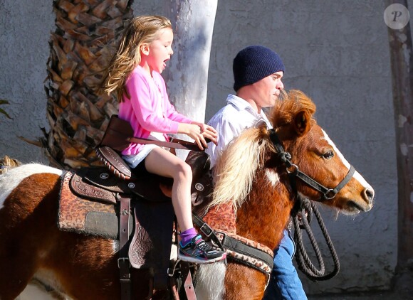 Ben Affleck se rend au Farmers Market avec ses enfants Violet, Seraphina et Samuel à Pacific Palisades, le 1er février 2015.
