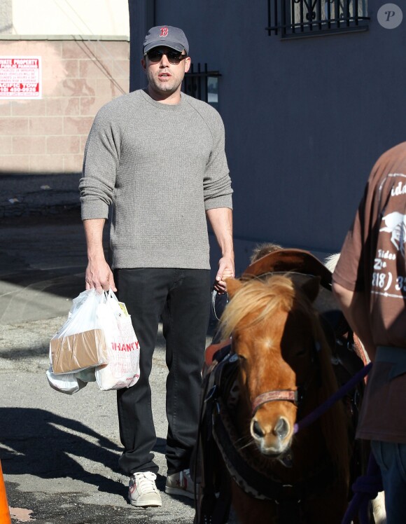 Ben Affleck se rend au Farmers Market avec ses enfants Violet, Seraphina et Samuel à Pacific Palisades, le 1er février 2015.