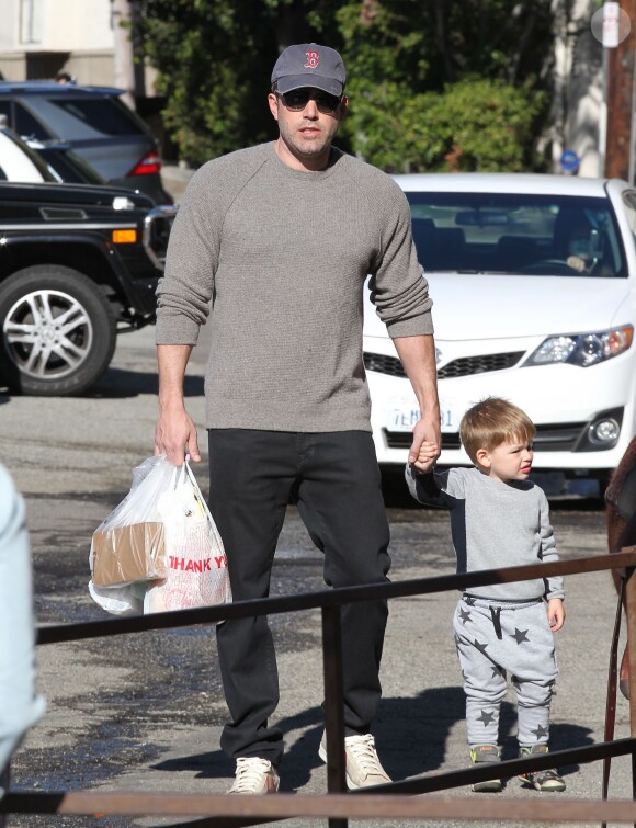Ben Affleck se rend au Farmers Market avec ses enfants Violet, Seraphina et Samuel à Pacific Palisades, le 1er février 2015.