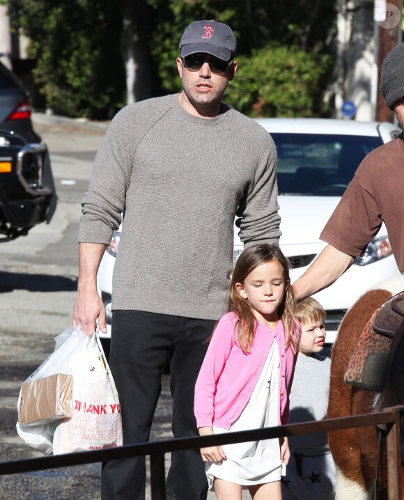 Ben Affleck se rend au Farmers Market avec ses enfants Violet, Seraphina et Samuel à Pacific Palisades, le 1er février 2015.