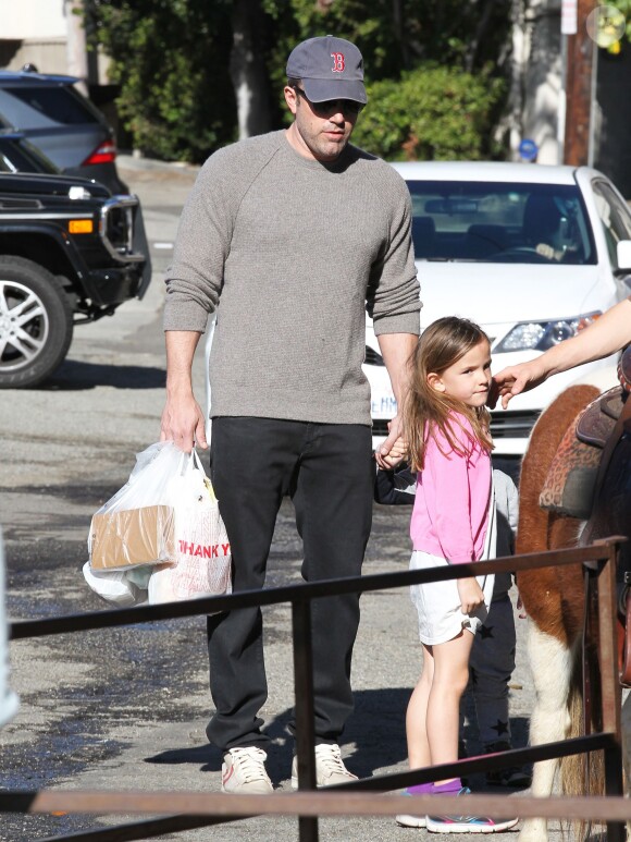 Ben Affleck se rend au Farmers Market avec ses enfants Violet, Seraphina et Samuel à Pacific Palisades, le 1er février 2015.